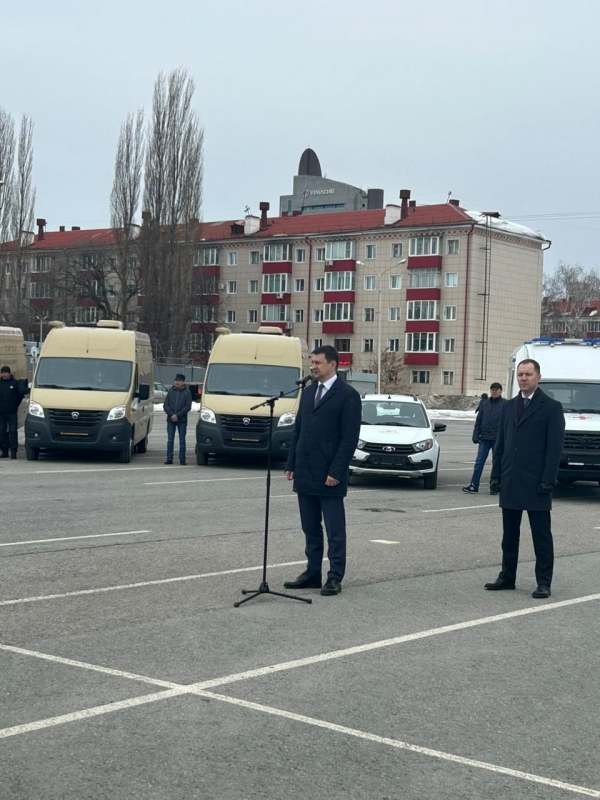 Руководитель администрации главы Башкортостана Максим Забелин вручил главному врачу нашей ЦРБ ключи от передвижного модульного ФАПа